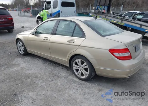 2010 Mercedes-Benz C 300 Luxury 4Matic z USA, uszkodzony, nr VIN WDDGF8BB6AF447916